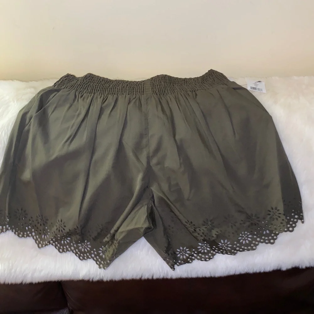 RD Style Laser-Cut Floral Pull-On Shorts Size L Olive Green - Picture 2 of 5